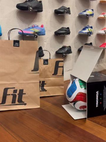 🏆 O Espaço da Copa do Teresópolis Shopping está esperando por você no 3º piso!
Funcionando diariamente das 11h às 20h, o espaço foi preparado para reunir torcedores de todas as idades em uma experiência cheia de diversão e interação. Por lá, você encontra área para troca de figurinhas, transmissão dos jogos, totens interativos, jogos recreativos inspirados nos clássicos das competições e Wi-Fi gratuito.
E tem mais: todos os jogos com início até às 19h serão transmitidos em nosso painel de LED na Praça de Alimentação, para você acompanhar cada lance, reunir os amigos e torcer pelo seu time favorito com muito mais emoção.
Venha viver o clima da Copa no Teresópolis Shopping! 🎉⚽